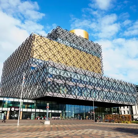 Dom wakacyjny Tudors Esuites House Centre Netflix Birmingham